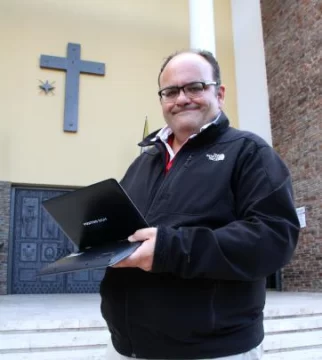 “El Papa es uno de los pocos líderes del mundo que supervisa su twitter” “El Papa es uno de los pocos líderes del mundo que supervisa su twitter”