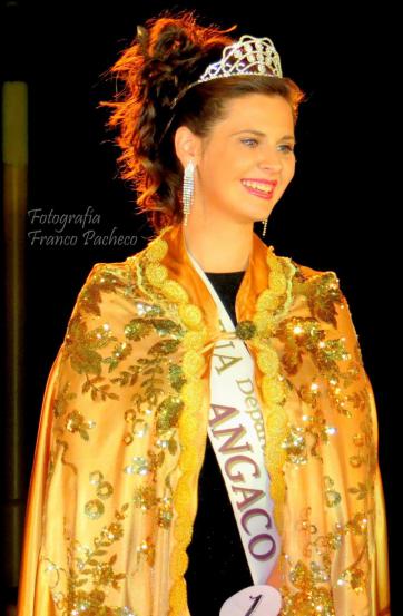 Elsa, una Reina tímida y alegre Elsa, una Reina tímida y alegre