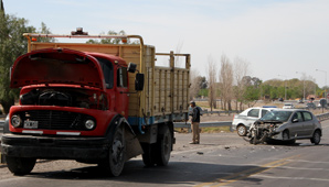 Cruzó la ruta con su auto sin ver al camión que la embistió Cruzó la ruta con su auto sin ver al camión que la embistió
