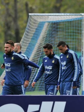 Argentina busca levantar cabeza con un equipo remendado y Mas como titular Argentina busca levantar cabeza con un equipo remendado y Mas como titular