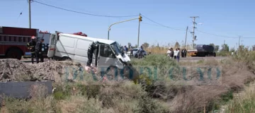 Violento choque entre combi y camión dejó un muerto Violento choque entre combi y camión dejó un muerto