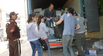 En una hora lograron juntar una camionada de chatarra En una hora lograron juntar una camionada de chatarra