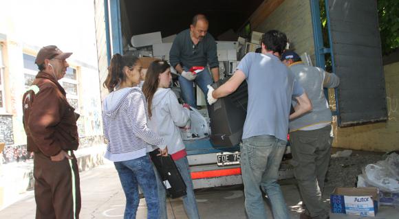 En una hora lograron juntar una camionada de chatarra En una hora lograron juntar una camionada de chatarra