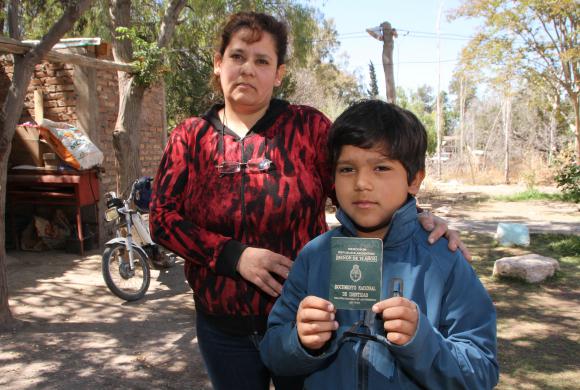 Le figuran dos números en su DNI pero él no existe para el sistema Le figuran dos números en su DNI pero él no existe para el sistema