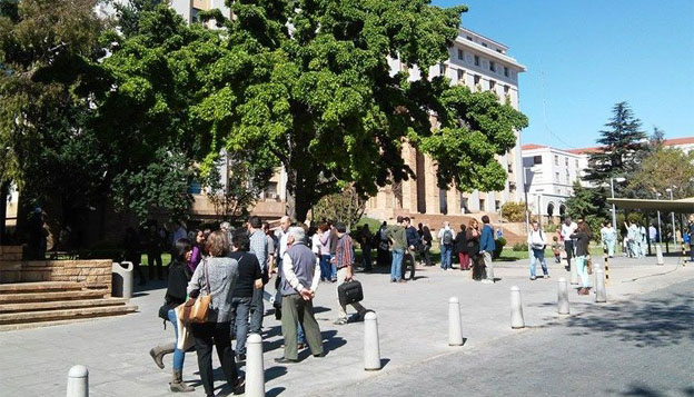 Mendoza: evacúan Casa de Gobierno por una amenaza Mendoza: evacúan Casa de Gobierno por una amenaza