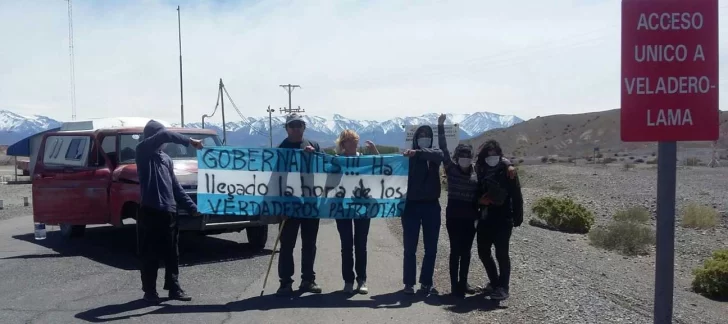 Empresarios mineros y manifestantes se enfrentaron en el ingreso a Veladero Empresarios mineros y manifestantes se enfrentaron en el ingreso a Veladero