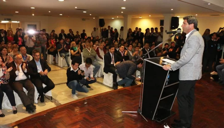 Uñac prometió un plan de viviendas para los jóvenes Uñac prometió un plan de viviendas para los jóvenes