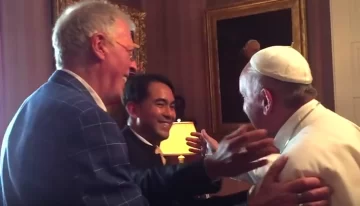 Francisco mantuvo un encuentro con una pareja gay Francisco mantuvo un encuentro con una pareja gay