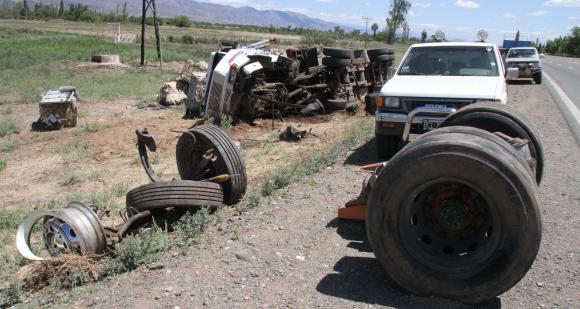 Pocito: un camionero y un automovilista heridos en la ruta 40 Pocito: un camionero y un automovilista heridos en la ruta 40