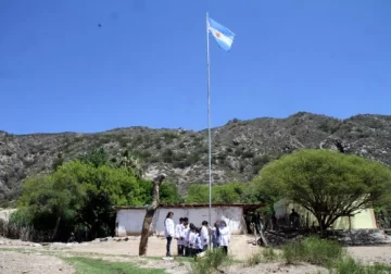 Dejó todo para poder enseñar en el lejano paraje que pedía educación Dejó todo para poder enseñar en el lejano paraje que pedía educación