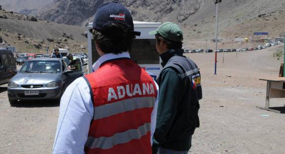 Aduaneros chilenos amenazan con un paro en el fin de semana largo Aduaneros chilenos amenazan con un paro en el fin de semana largo