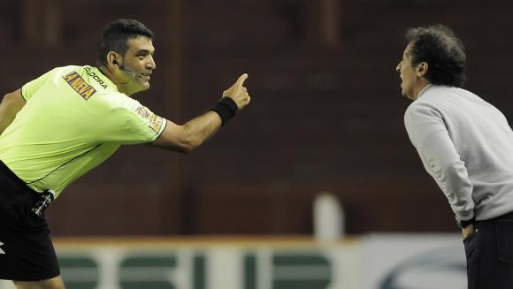 La AFA paró a Laverni por el partido de Gimnasia y Lanús La AFA paró a Laverni por el partido de Gimnasia y Lanús