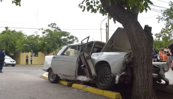 Un auto quedó abrazado a un árbol y una familia terminó herida Un auto quedó abrazado a un árbol y una familia terminó herida