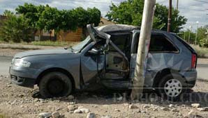 Perdió el control y quedó “abrazado” a un poste Perdió el control y quedó “abrazado” a un poste