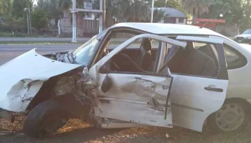 Importante choque entre dos autos: en uno de ellos viajaba una familia completa Importante choque entre dos autos: en uno de ellos viajaba una familia completa