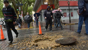 Un desborde cloacal bañó de heces una esquina del centro Un desborde cloacal bañó de heces una esquina del centro
