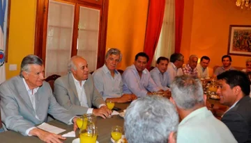 Gioja pidió a intendentes reafirmar el voto a Scioli y un traspaso ordenado Gioja pidió a intendentes reafirmar el voto a Scioli y un traspaso ordenado