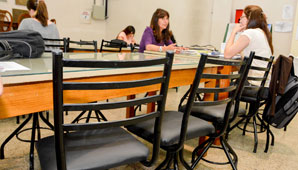 Sillas giratorias de la Fiesta del Sol, a la Biblioteca Franklin Sillas giratorias de la Fiesta del Sol, a la Biblioteca Franklin