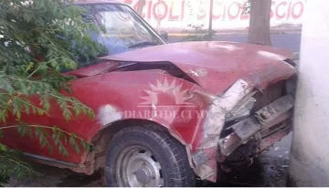 Chocó con un patrullero y terminó contra una vivienda Chocó con un patrullero y terminó contra una vivienda