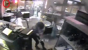 Video: el sangriento ataque al restaurante Le Petit, en París Video: el sangriento ataque al restaurante Le Petit, en París