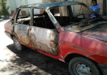 Jáchal: le queman el auto a un obrero Jáchal: le queman el auto a un obrero