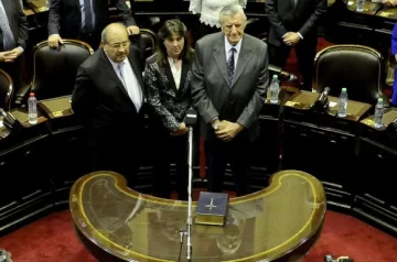 Juraron los tres sanjuaninos y hubo un premio para Gioja Juraron los tres sanjuaninos y hubo un premio para Gioja