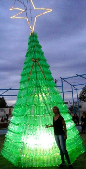 Con 900 botellas plásticas hicieron un árbol navideño Con 900 botellas plásticas hicieron un árbol navideño