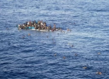 Murieron 12 inmigrantes tras hundirse dos barcos Murieron 12 inmigrantes tras hundirse dos barcos