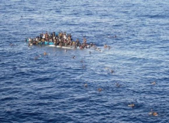 Murieron 12 inmigrantes tras hundirse dos barcos Murieron 12 inmigrantes tras hundirse dos barcos