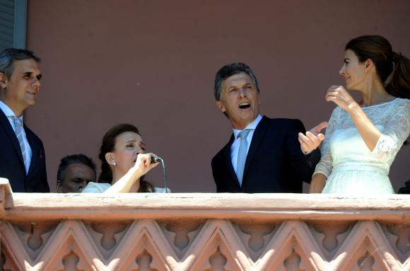 Un día amarillo, celeste y blanco Un día amarillo, celeste y blanco