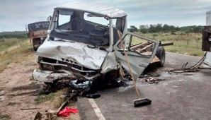 Cuatro personas murieron al chocar su auto con un camión Cuatro personas murieron al chocar su auto con un camión