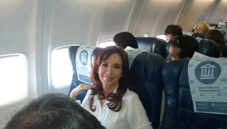 Cristina partió a Río Gallegos en un avión de Aerolíneas Cristina partió a Río Gallegos en un avión de Aerolíneas