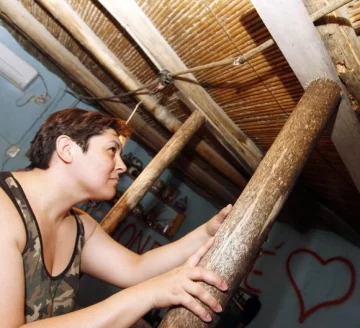 Por la lluvia, cedió el techo y tuvieron que dejar la casa Por la lluvia, cedió el techo y tuvieron que dejar la casa