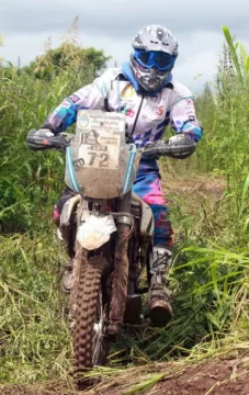 Lucha con la lluvia y el barro Lucha con la lluvia y el barro