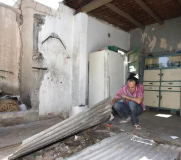 Hace 8 meses vive con el piso hundido y pide ayuda Hace 8 meses vive con el piso hundido y pide ayuda