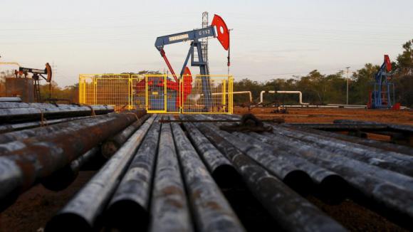 Mientras la nafta sube, el precio del petróleo es el más bajo en 12 años Mientras la nafta sube, el precio del petróleo es el más bajo en 12 años