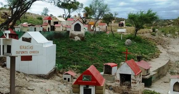 Ya luce verde la loma del oratorio de la Difunta Correa Ya luce verde la loma del oratorio de la Difunta Correa