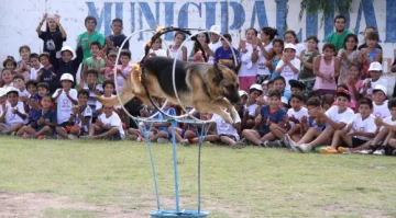 Los chicos hicieron piruetas con los perros de la Policía para divertirse Los chicos hicieron piruetas con los perros de la Policía para divertirse