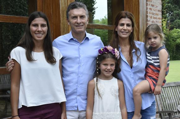 Macri prometió a las hijas de Nisman justicia por su padre Macri prometió a las hijas de Nisman justicia por su padre
