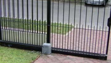 Un chico murió electrocutado con el portón eléctrico de su casa Un chico murió electrocutado con el portón eléctrico de su casa