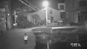 Una mujer murió por caminar mirando el celular Una mujer murió por caminar mirando el celular