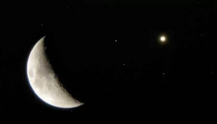 La Luna y una estrella roja gigante se juntan en el cielo La Luna y una estrella roja gigante se juntan en el cielo