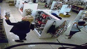 Una mechera robó junto a su pequeño hijo y todo quedó filmado: terminó presa Una mechera robó junto a su pequeño hijo y todo quedó filmado: terminó presa