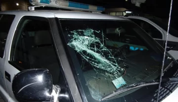 Fueron por una bicicleta robada y les tiraron hasta una puerta sobre el patrullero Fueron por una bicicleta robada y les tiraron hasta una puerta sobre el patrullero