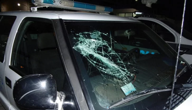 Fueron por una bicicleta robada y les tiraron hasta una puerta sobre el patrullero Fueron por una bicicleta robada y les tiraron hasta una puerta sobre el patrullero