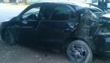 Perdió el control y terminó contra un árbol Perdió el control y terminó contra un árbol