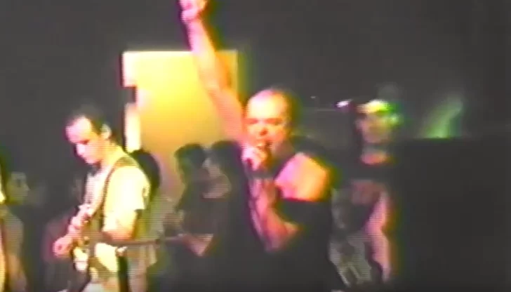 Mirá uno de los primeros recitales de Sumo Mirá uno de los primeros recitales de Sumo