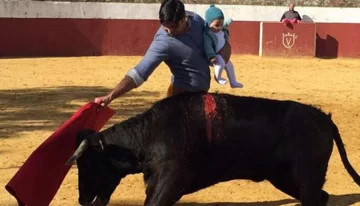 Toreó con su bebé en brazos y encendió la polémica Toreó con su bebé en brazos y encendió la polémica
