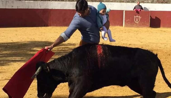 Toreó con su bebé en brazos y encendió la polémica Toreó con su bebé en brazos y encendió la polémica