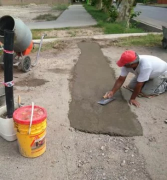 Trabajan en las rutas que están rotas Trabajan en las rutas que están rotas